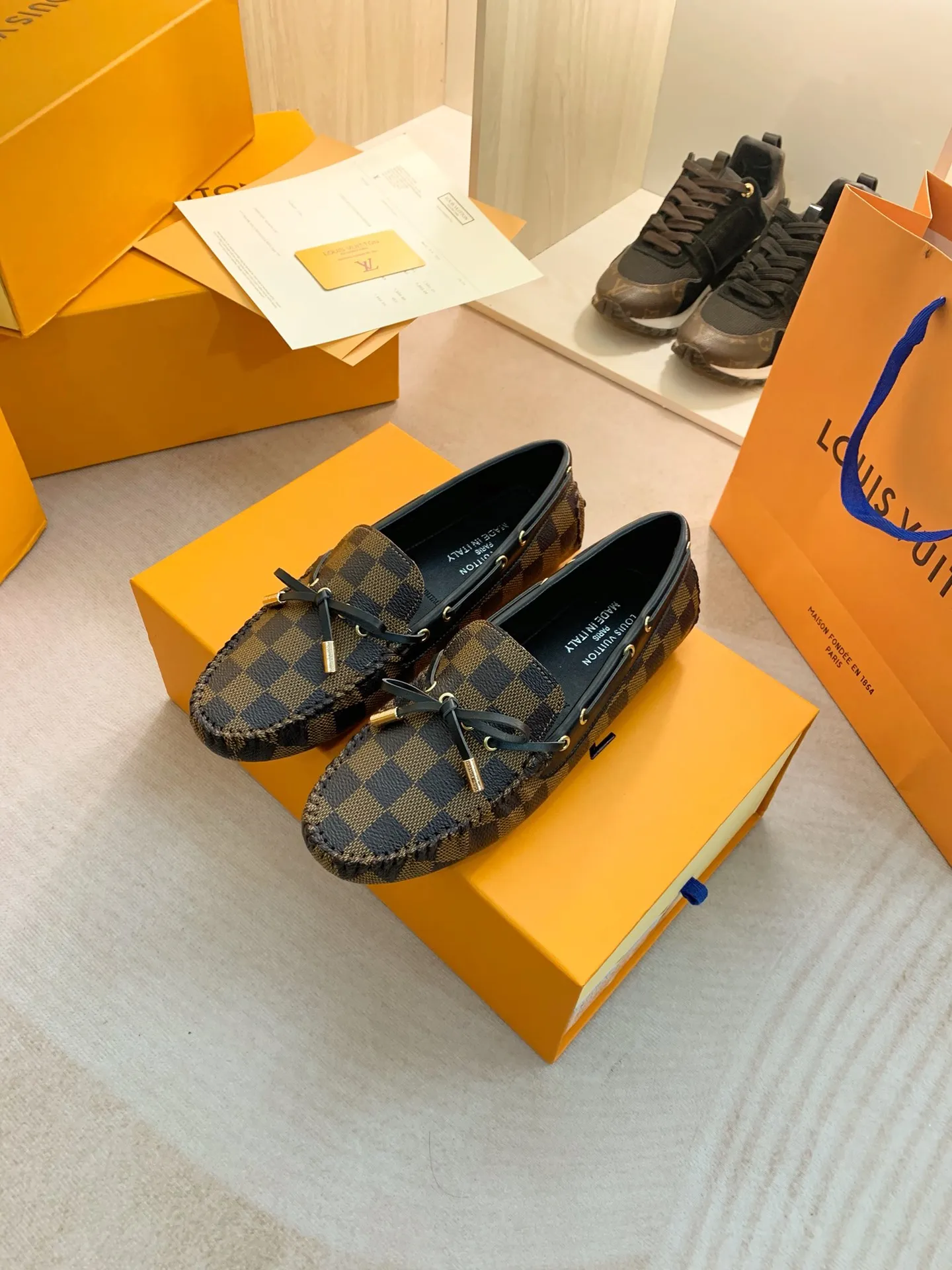 p460💰Couple model❤️🇫🇷 𝙇𝙤𝙪𝙞𝙨 𝙑𝙪𝙞𝙩𝙩𝙤𝙣 🇫🇷Louis Vuitton 2023 Classic𝓛𝓿 𝓣𝓻𝓪𝓲𝓷𝓮𝓻 Sports Series ➪➪➪¯ [Arizona Doudou Shoes Series] ▪️▪️▪️Arizona slip-on shoes are made of Monogram Eclipse canvas. Its hand-painted and dyed edges and hand-sewn uppers fully demonstrate Louis Vuitton's traditional shoemaking craftsmanship. This slip-on shoe is very lightweight. The integrated tongue and upper make it particularly comfortable and flexible. The soft outsole is equipped with rubber padding. Decorated with matching sash. Detailed features: ☑️Monogram Eclipse canvas ☑️Black Eclipse pattern ☑️Hand-painted shoe edges ☑️Hand-sewn uppers (each pair takes time to process) ☑️Integrated tongue and upper construction ☑️Outsole equipped with rubber lining ☑️size: 35_46